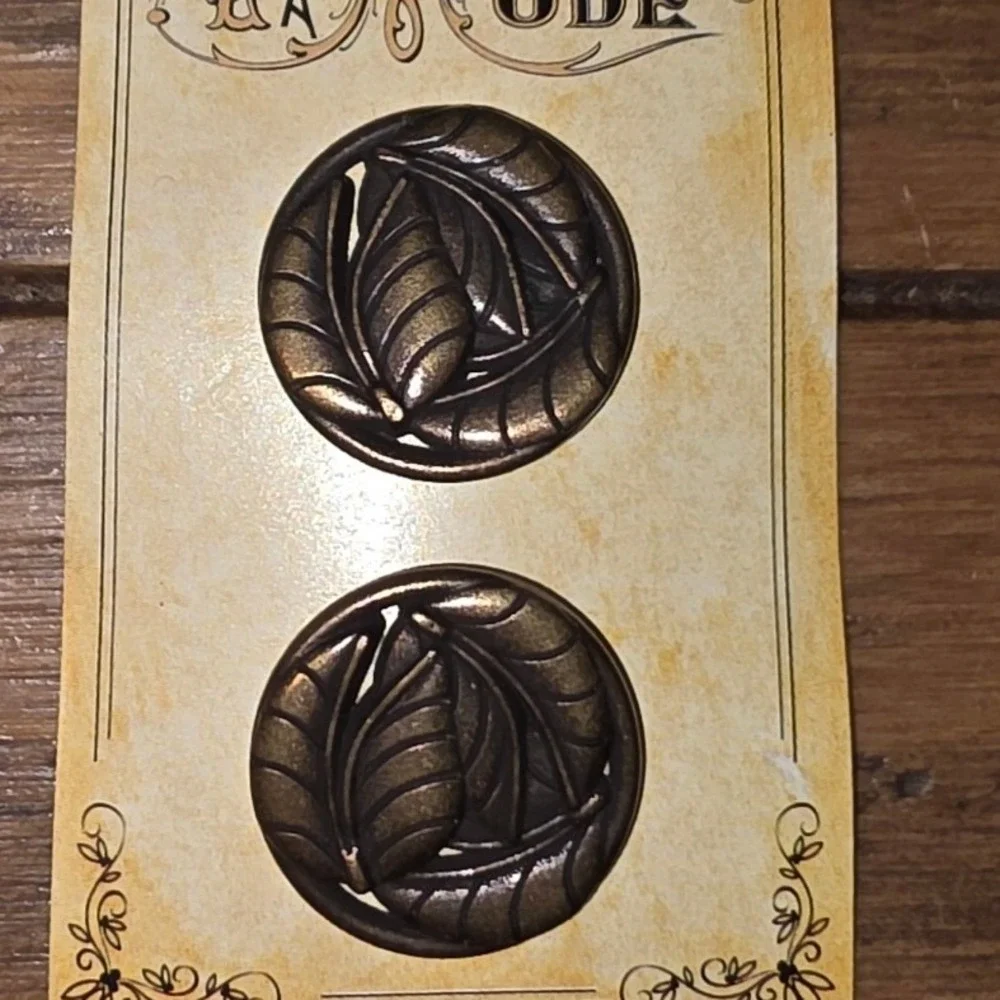 La Mode Vintage Style Leaf Buttons Antique Bronze Metal 1 1/8in